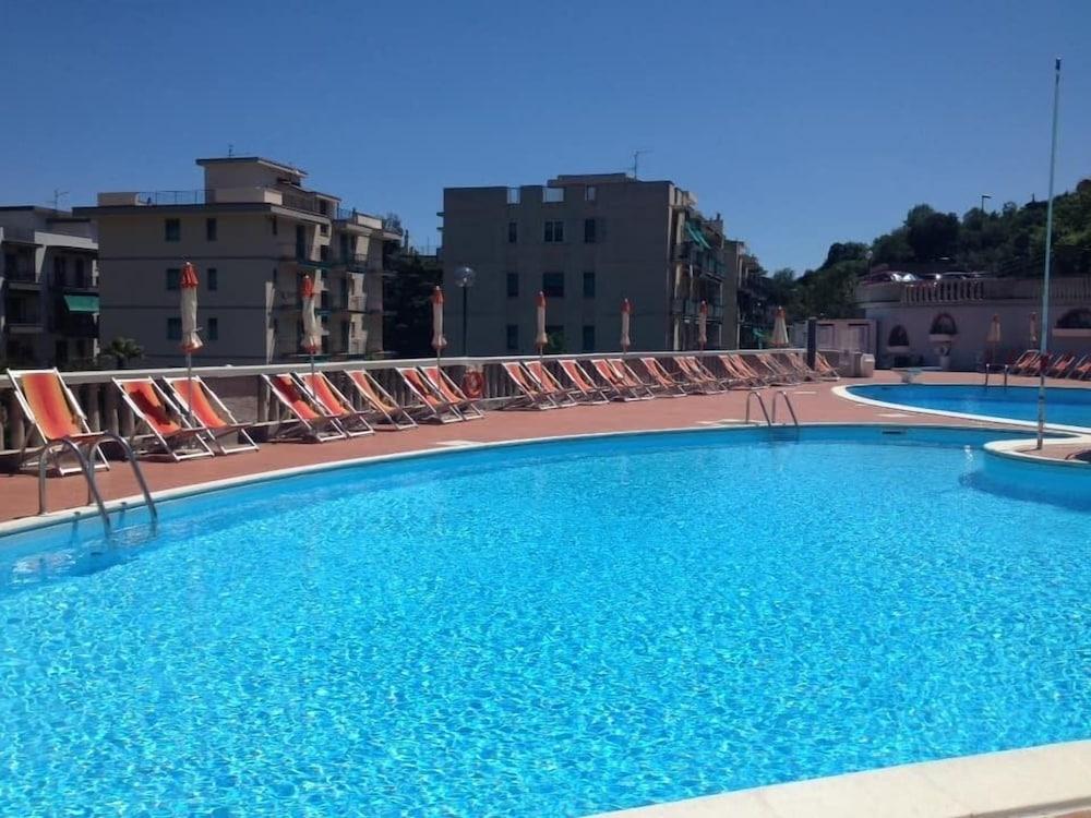 Hotel Paco Pietra Ligure Kültér fotó